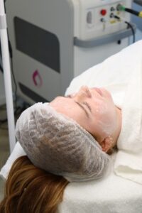 Professionele facialbehandeling uitgevoerd door huidspecialist bij Dermanova Clinic