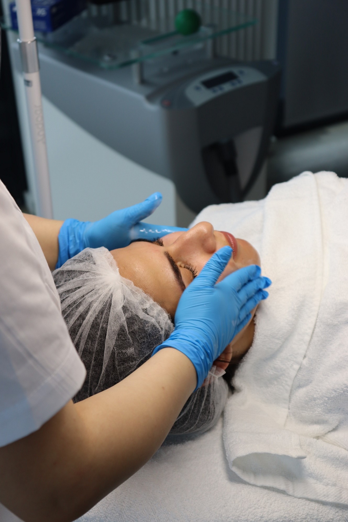 Diepgaande huidverzorging met kruidenpeeling bij Dermanova Clinic