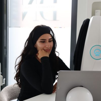 Intakegesprek Intakegesprek tussen huidspecialist en klant bij Dermanova Clinic