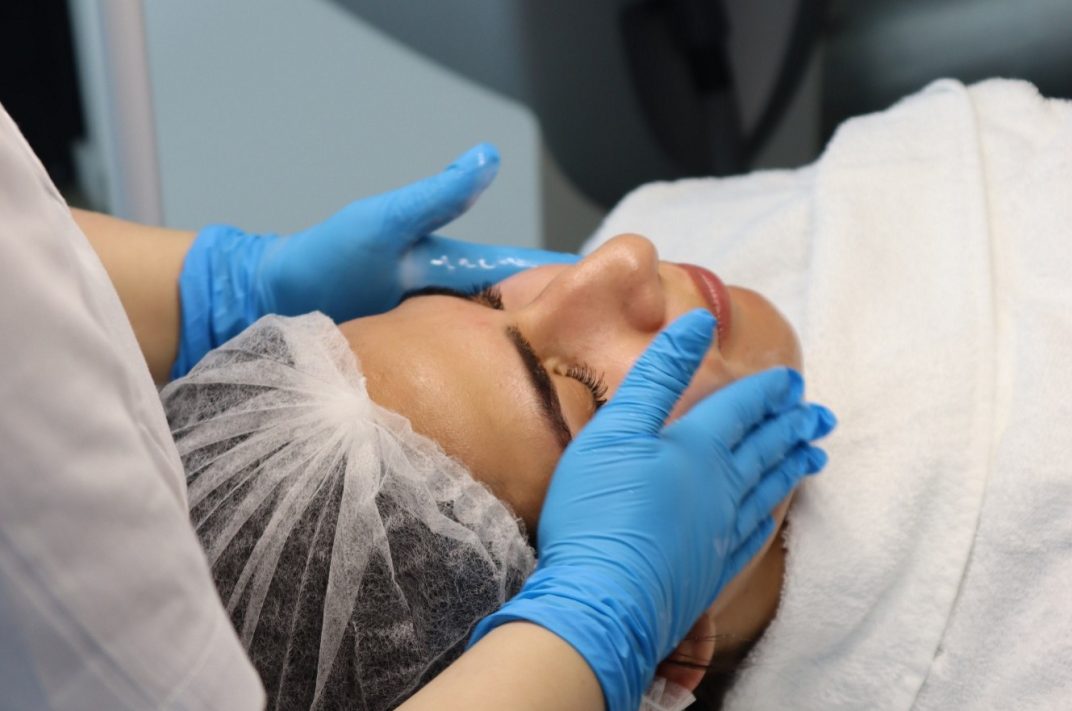 Kruidenpeeling Diepgaande huidverzorging met kruidenpeeling bij Dermanova Clinic