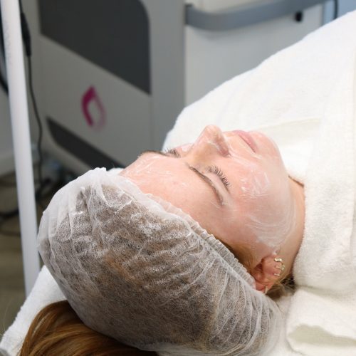 Professionele facialbehandeling uitgevoerd door huidspecialist bij Dermanova Clinic