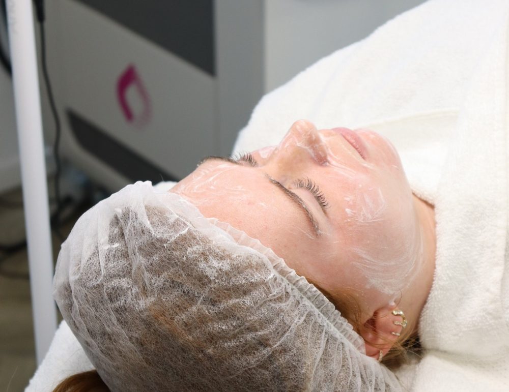 Gezichtsbehandeling Professionele facialbehandeling uitgevoerd door huidspecialist bij Dermanova Clinic